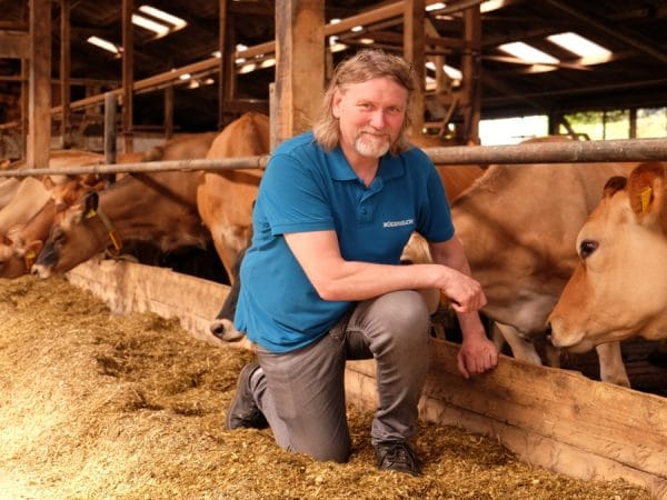 Der Rügener Landwirt Enno Tammling mit seinen Milchkühen.