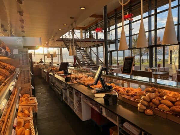 Frühstück im Café Bäckerei Peters Fährhafen Mukran mit Meerblick, frisch gebackenen Brötchen und aufgehender Sonne